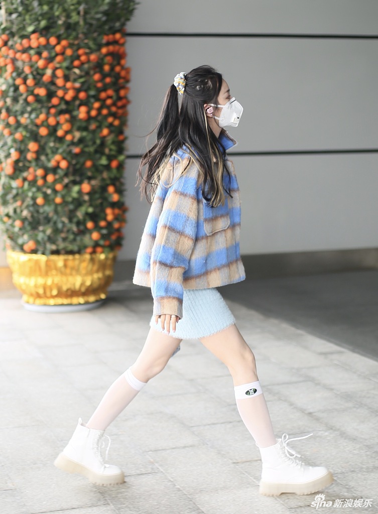 吴宣仪穿短裙现身秀美腿 彩色发饰格子外套尽显少女心
