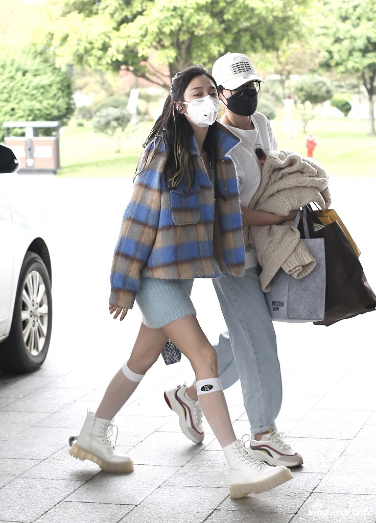 吴宣仪穿短裙现身秀美腿 彩色发饰格子外套尽显少女心