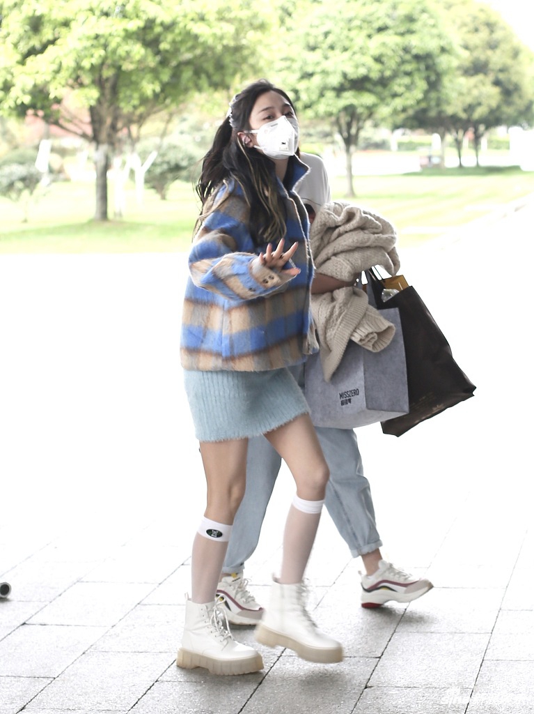 吴宣仪穿短裙现身秀美腿 彩色发饰格子外套尽显少女心