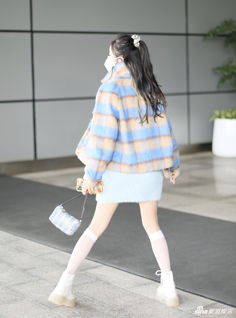 吴宣仪穿短裙现身秀美腿 彩色发饰格子外套尽显少女心