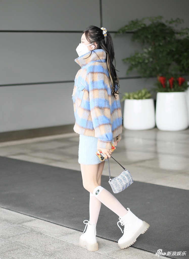 吴宣仪穿短裙现身秀美腿 彩色发饰格子外套尽显少女心