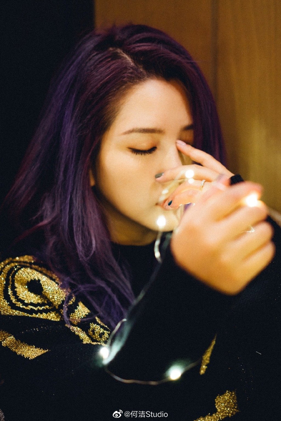 何洁最新写真曝光女人味十足 灯光萦绕画面梦幻治愈