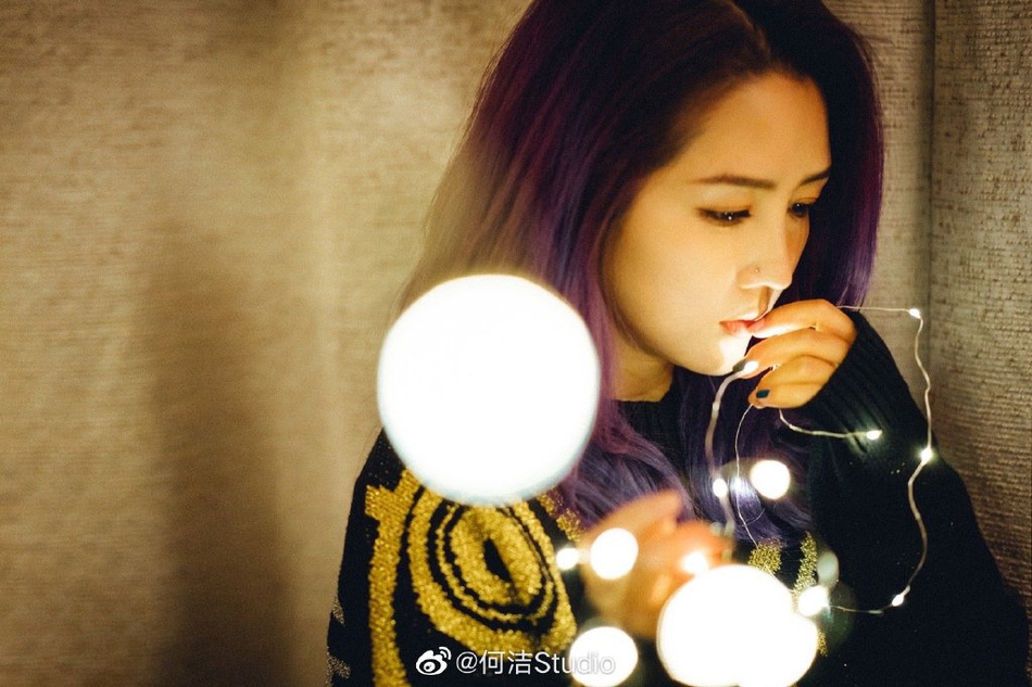 何洁最新写真曝光女人味十足 灯光萦绕画面梦幻治愈