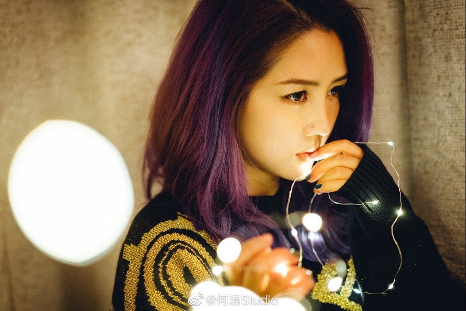 何洁最新写真曝光女人味十足 灯光萦绕画面梦幻治愈