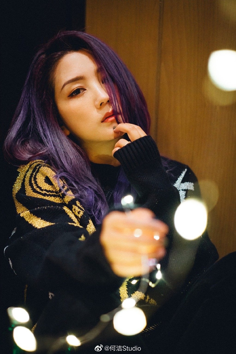 何洁最新写真曝光女人味十足 灯光萦绕画面梦幻治愈