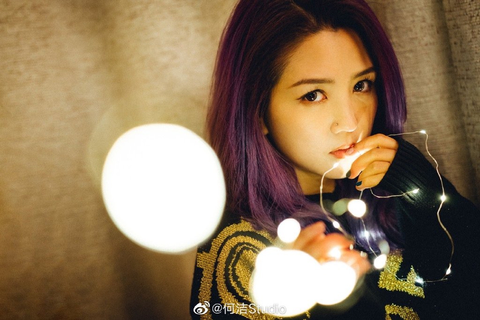 何洁最新写真曝光女人味十足 灯光萦绕画面梦幻治愈