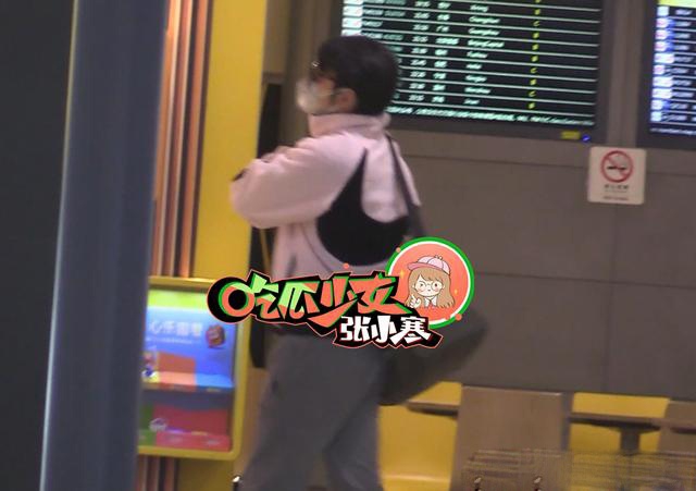 雷佳音现身机场获爱妻接机 及时消毒夫妻俩恩爱满满