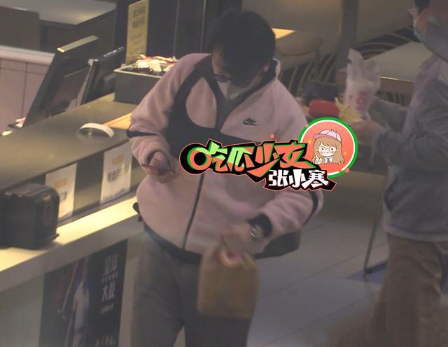 雷佳音现身机场获爱妻接机 及时消毒夫妻俩恩爱满满