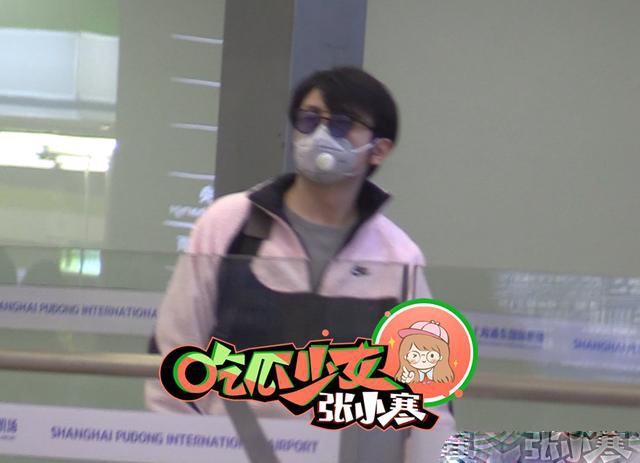 雷佳音现身机场获爱妻接机 及时消毒夫妻俩恩爱满满