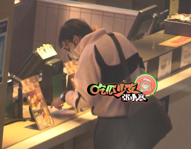 雷佳音现身机场获爱妻接机 及时消毒夫妻俩恩爱满满