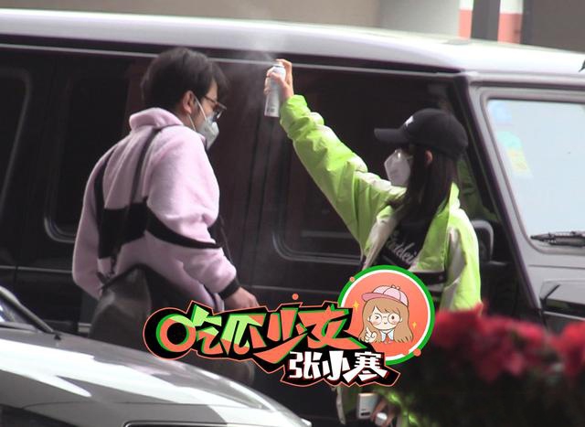雷佳音现身机场获爱妻接机 及时消毒夫妻俩恩爱满满