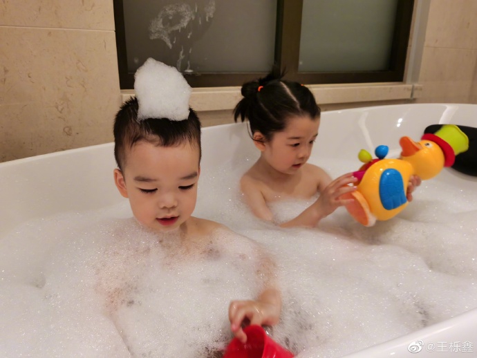 王栎鑫晒儿女泡泡浴照超软萌 姐姐为弟弟穿袜子画面有爱