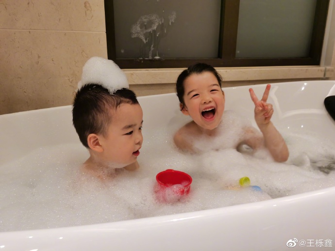 王栎鑫晒儿女泡泡浴照超软萌 姐姐为弟弟穿袜子画面有爱