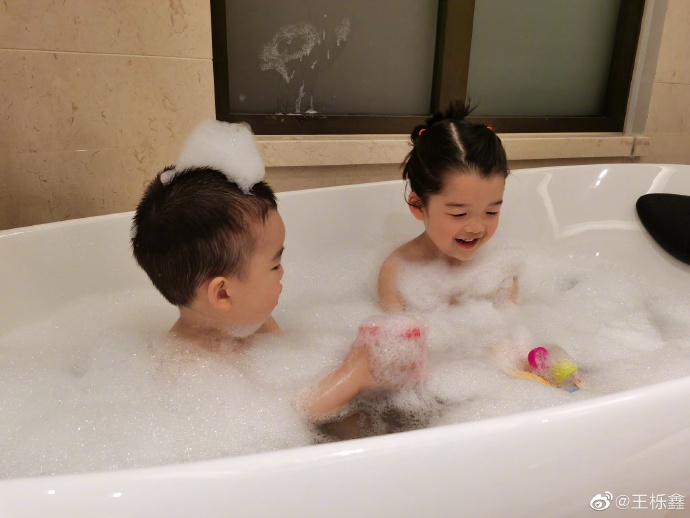王栎鑫晒儿女泡泡浴照超软萌 姐姐为弟弟穿袜子画面有爱