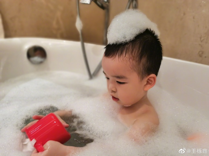 王栎鑫晒儿女泡泡浴照超软萌 姐姐为弟弟穿袜子画面有爱