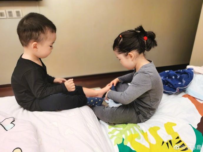 王栎鑫晒儿女泡泡浴照超软萌 姐姐为弟弟穿袜子画面有爱