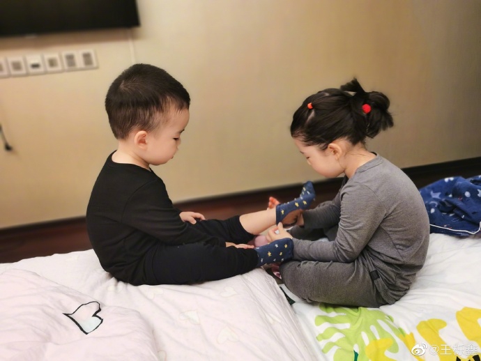 王栎鑫晒儿女泡泡浴照超软萌 姐姐为弟弟穿袜子画面有爱