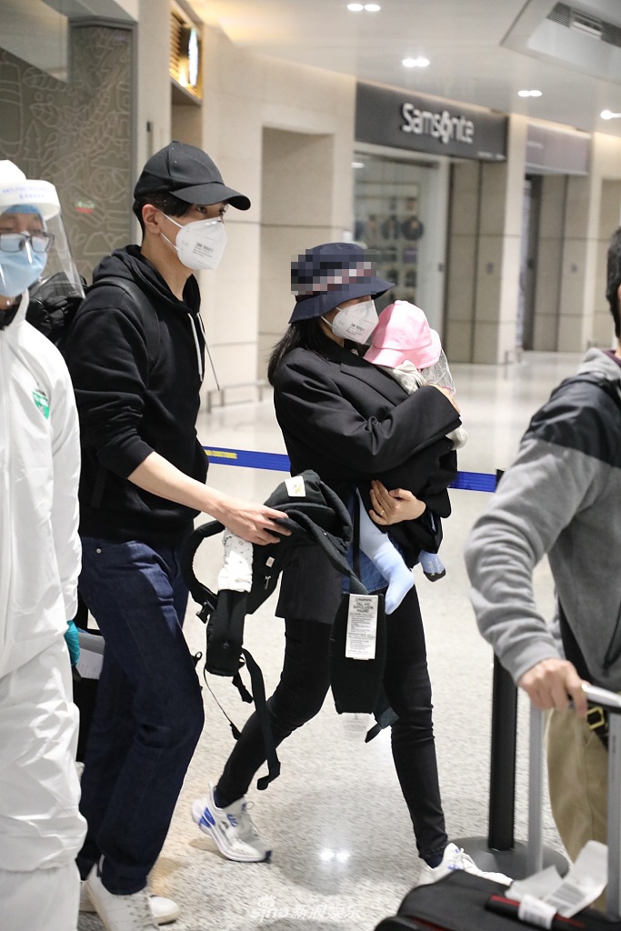 高圆圆携女儿现身画面温馨有爱 赵又廷一路守护男人味爆棚