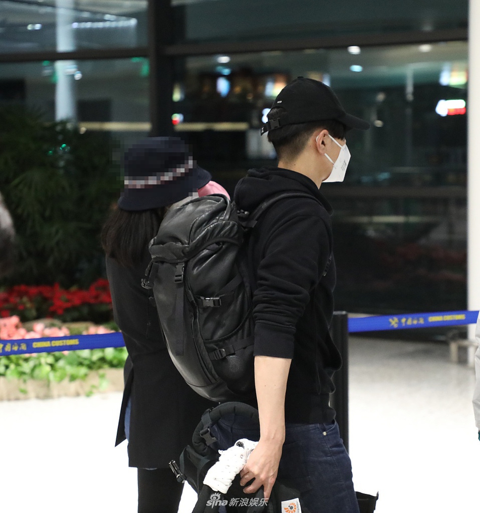 高圆圆携女儿现身画面温馨有爱 赵又廷一路守护男人味爆棚