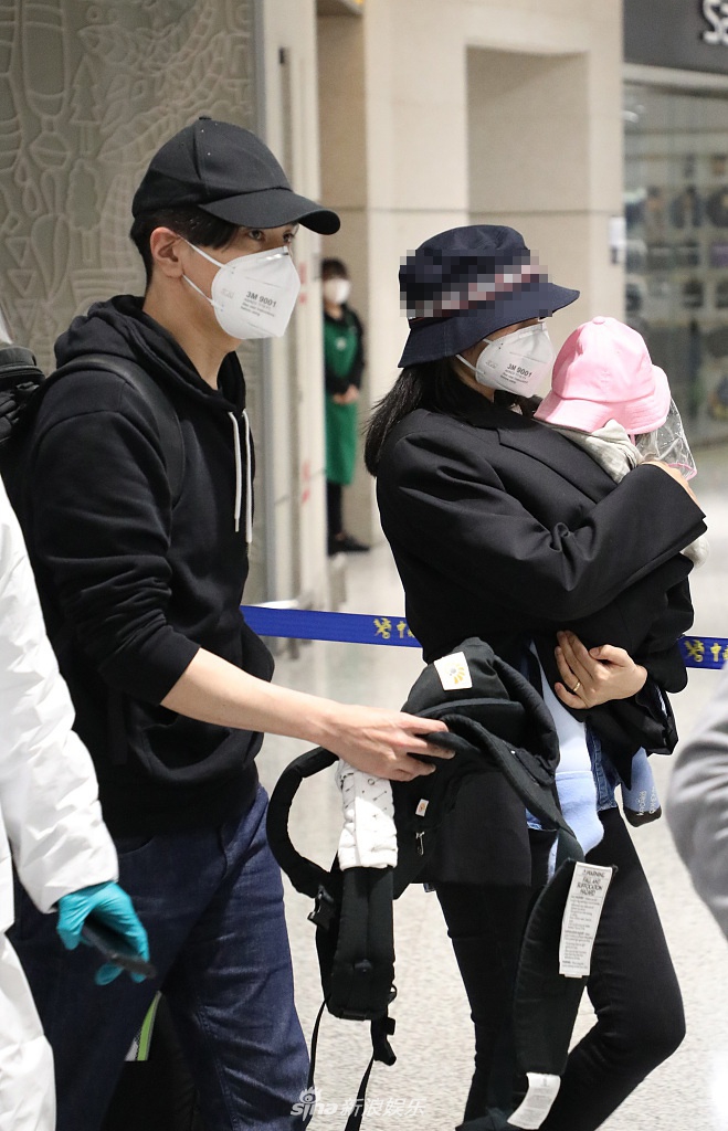 高圆圆携女儿现身画面温馨有爱 赵又廷一路守护男人味爆棚