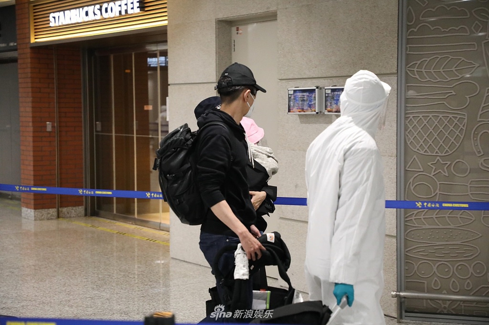 高圆圆携女儿现身画面温馨有爱 赵又廷一路守护男人味爆棚