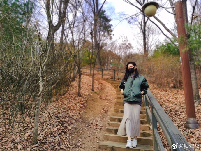 秋瓷炫穿绿色刺绣夹克配长裙 漫步于林中小路优雅文艺