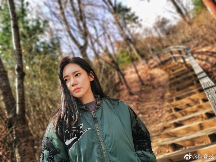 秋瓷炫穿绿色刺绣夹克配长裙 漫步于林中小路优雅文艺