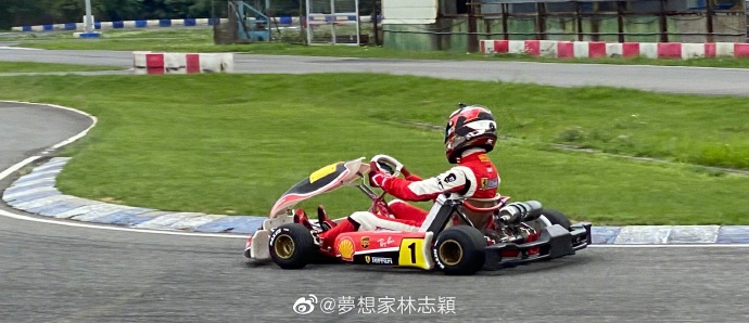 林志颖带kimi开卡丁车 父子俩红蓝搭配超帅