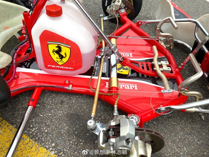 林志颖带kimi开卡丁车 父子俩红蓝搭配超帅