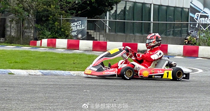 林志颖带kimi开卡丁车 父子俩红蓝搭配超帅