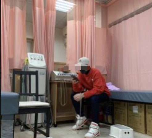 萧敬腾现身复健诊所 戴帽子口罩全副武装