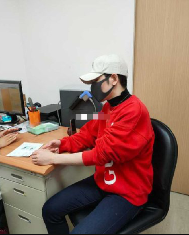 萧敬腾现身复健诊所 戴帽子口罩全副武装