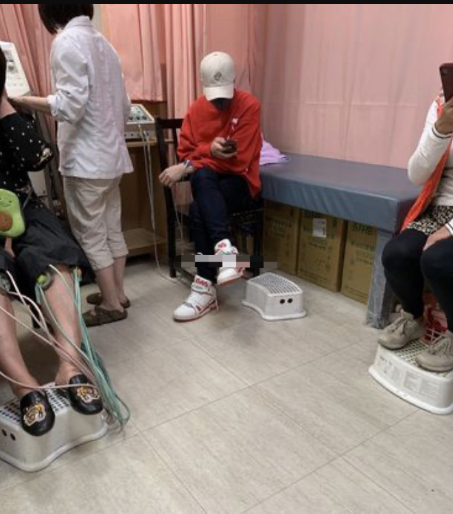 萧敬腾现身复健诊所 戴帽子口罩全副武装