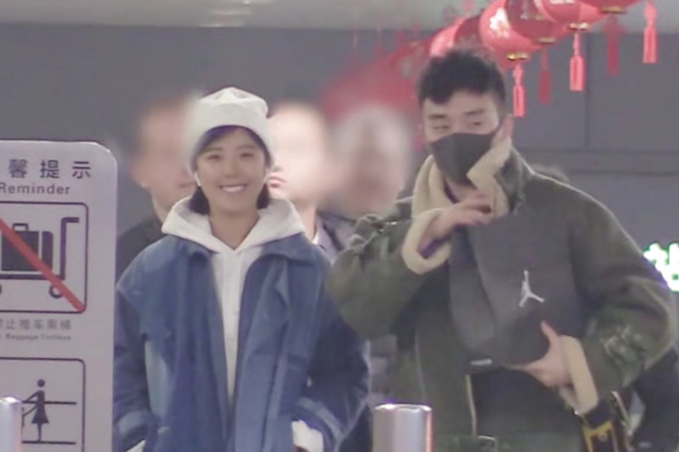 赵奕欢与男友人现身机场 笑容满面心情佳