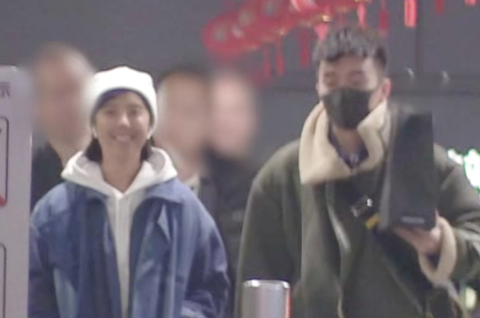 赵奕欢与男友人现身机场 笑容满面心情佳