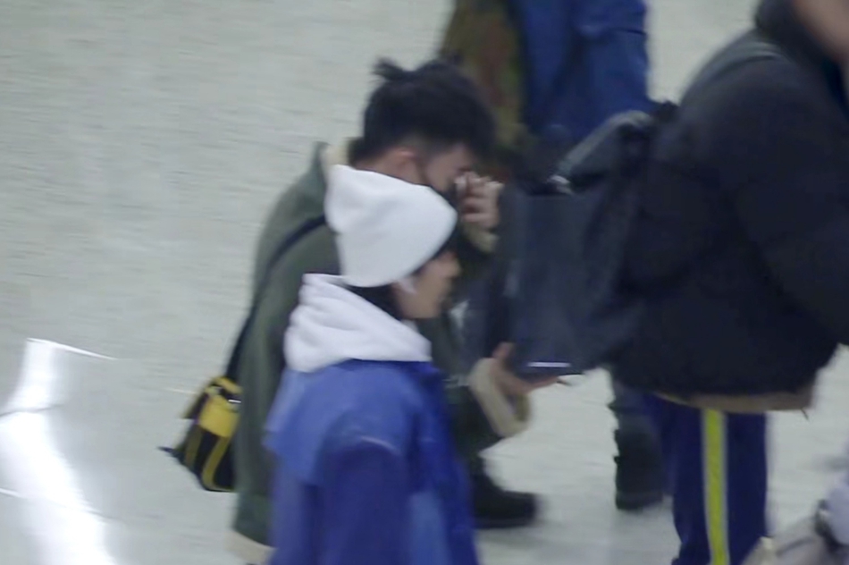赵奕欢与男友人现身机场 笑容满面心情佳