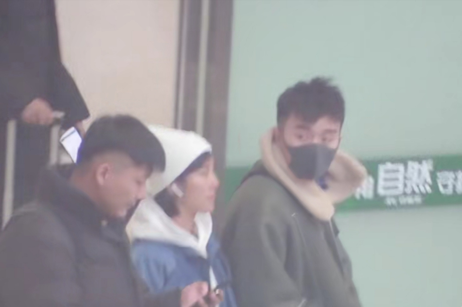赵奕欢与男友人现身机场 笑容满面心情佳