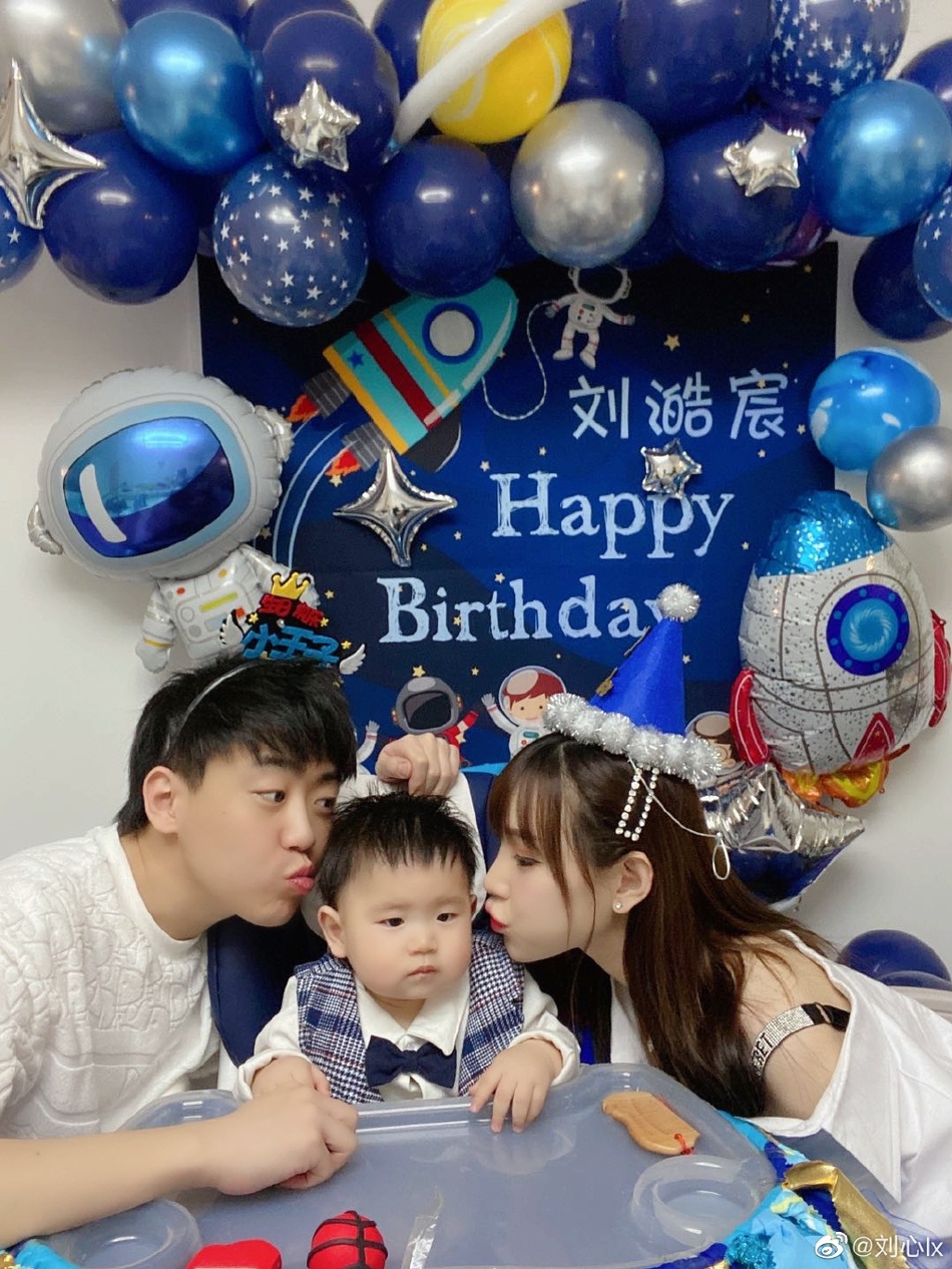刘心晒全家福为1岁儿子庆生 一家三口同框超幸福