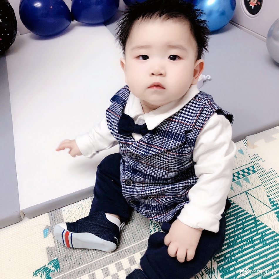 刘心晒全家福为1岁儿子庆生 一家三口同框超幸福