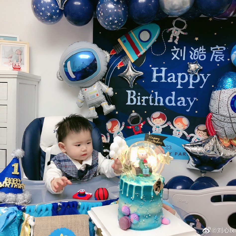 刘心晒全家福为1岁儿子庆生 一家三口同框超幸福