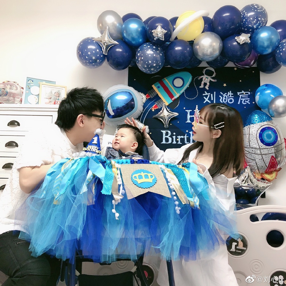 刘心晒全家福为1岁儿子庆生 一家三口同框超幸福