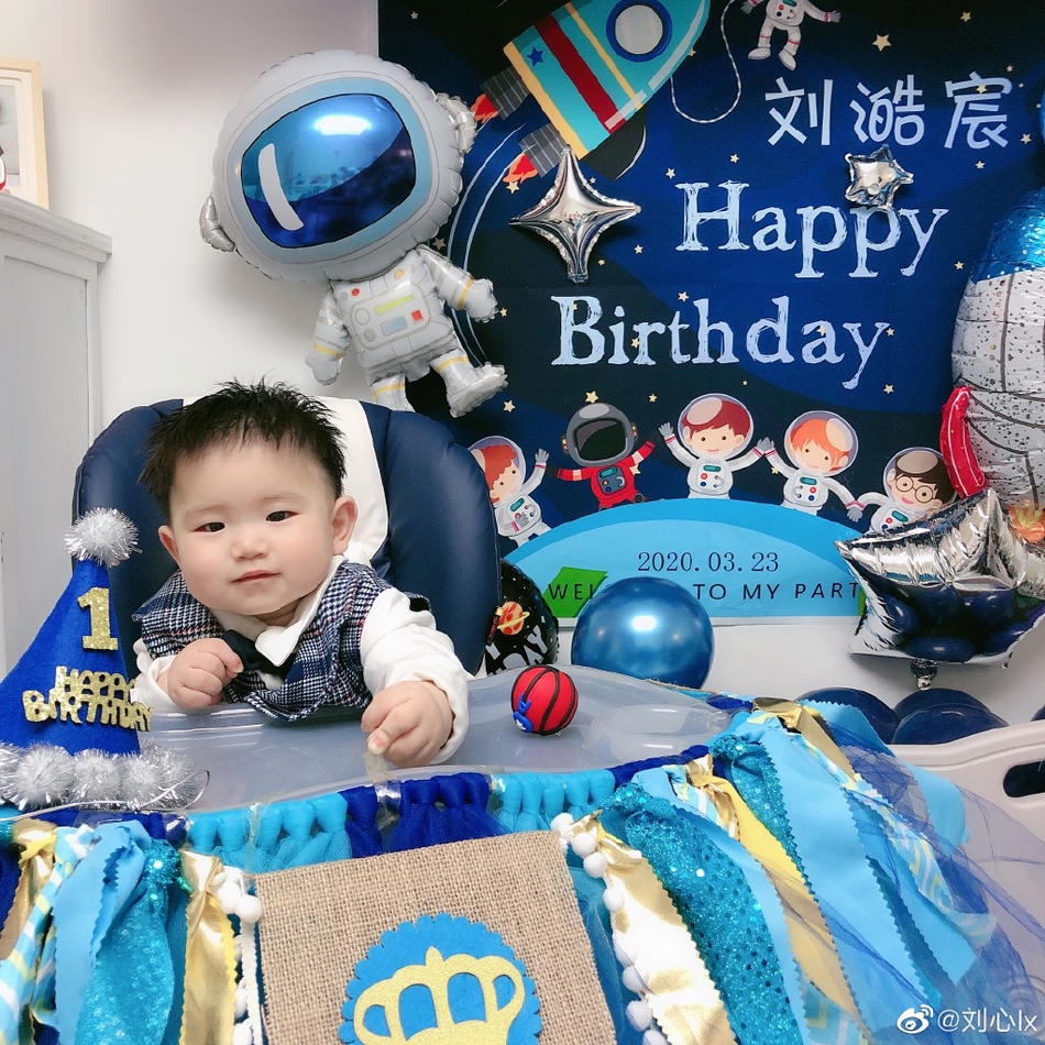 刘心晒全家福为1岁儿子庆生 一家三口同框超幸福