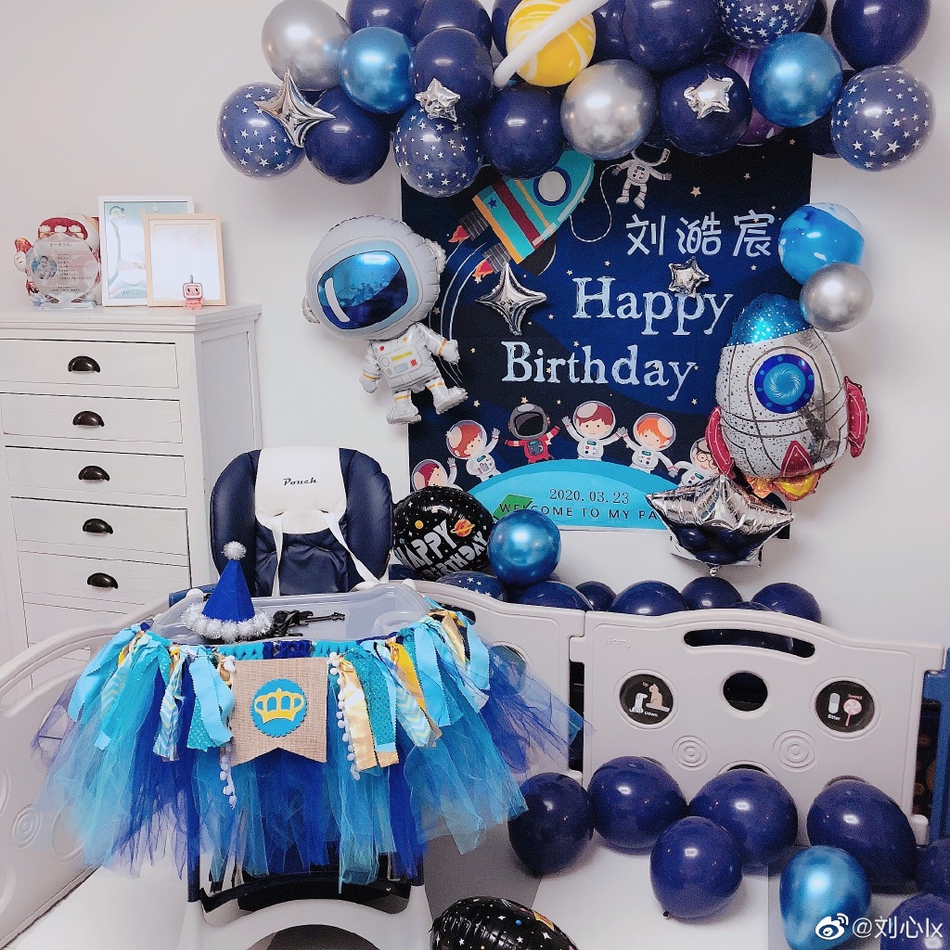 刘心晒全家福为1岁儿子庆生 一家三口同框超幸福