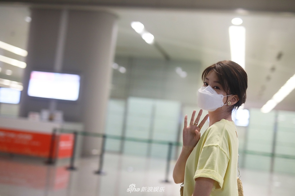 乔欣穿黄色短T简约清新 戴口罩不忘对镜打招呼