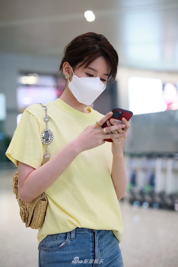 乔欣穿黄色短T简约清新 戴口罩不忘对镜打招呼