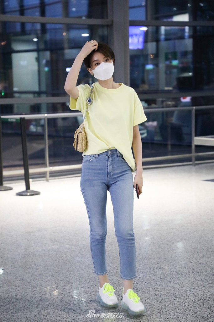 乔欣穿黄色短T简约清新 戴口罩不忘对镜打招呼