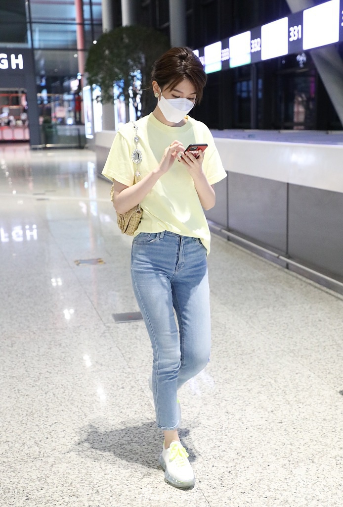 乔欣穿黄色短T简约清新 戴口罩不忘对镜打招呼