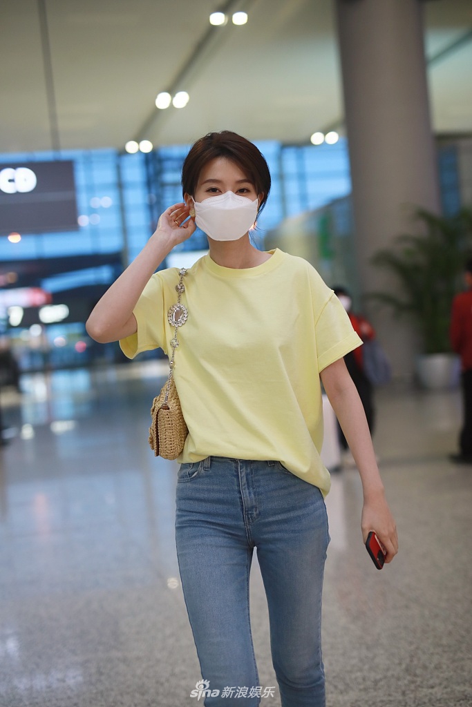 乔欣穿黄色短T简约清新 戴口罩不忘对镜打招呼