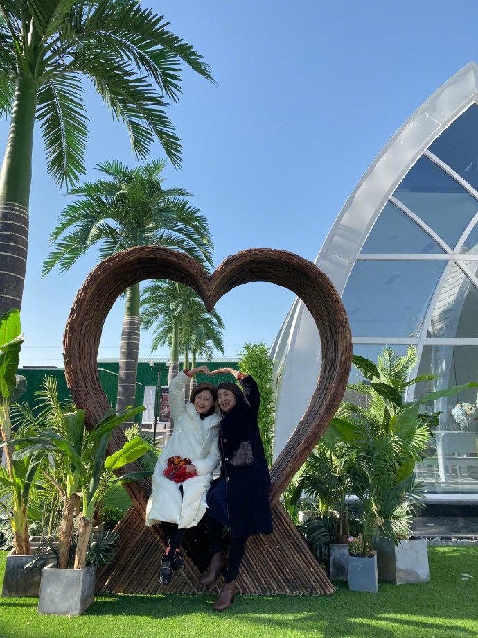 何雯娜回应吃肉上热搜 晒与婆婆合影氛围融洽画面有爱