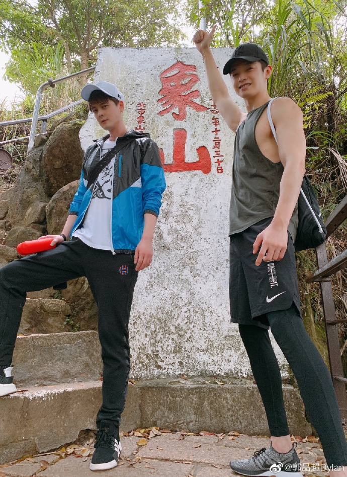 郭品超与辰亦儒户外运动 山顶合影摆pose活力十足